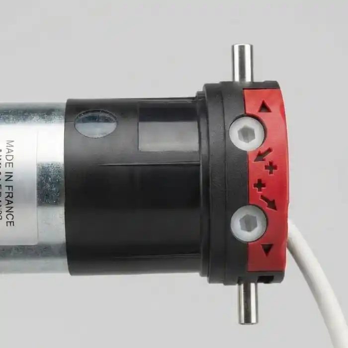 Vis de réglage des fins de course sur la tête d'un moteur de volet roulant filaire